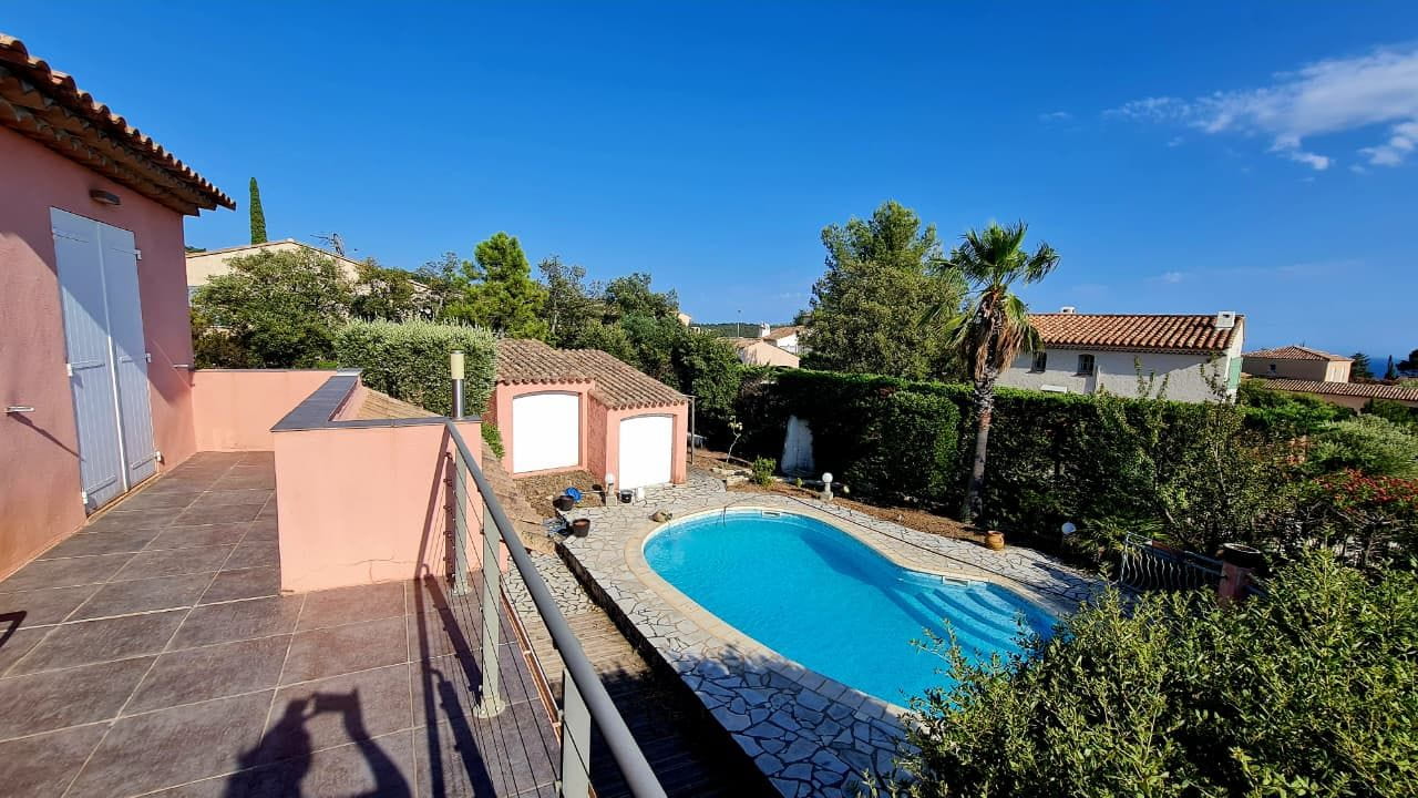 A VENDRE VILLA VUE MER DE L&rsquo;ETAGE 3 CHAMBRES PISCINE GARAGE AUX ISSAMBRES Image 6