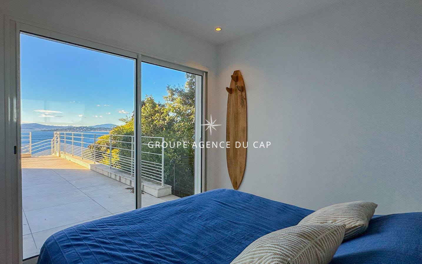 EXCEPTIONAL VILLA WITH PANORAMIC SEA VIEWS, WALKING DISTANCE FROM THE VILLAGE OF SAN-PEIRE IN LES ISSAMBRES Image 11