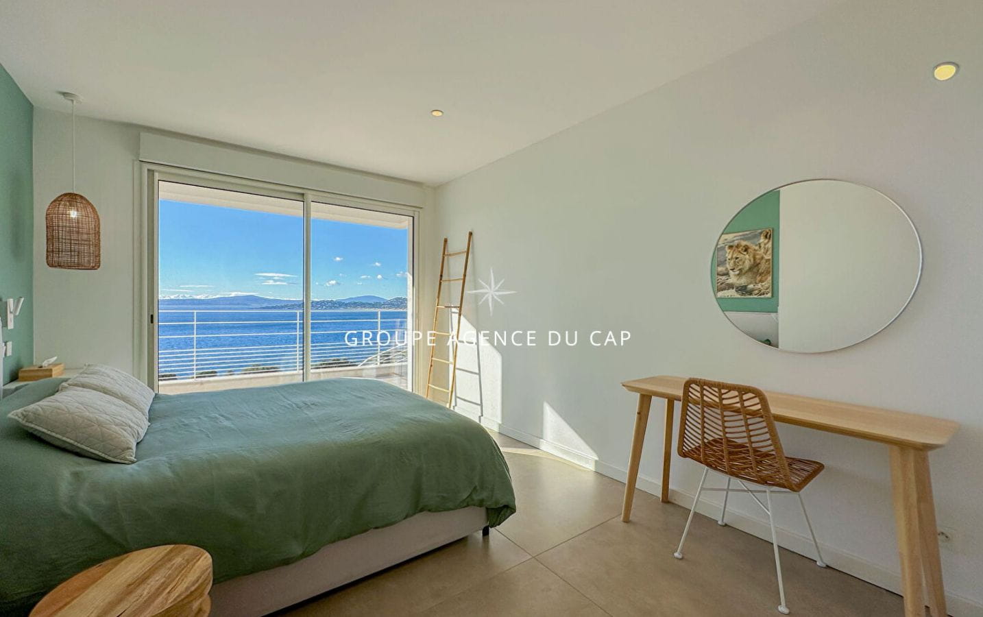 EXCEPTIONAL VILLA WITH PANORAMIC SEA VIEWS, WALKING DISTANCE FROM THE VILLAGE OF SAN-PEIRE IN LES ISSAMBRES Image 12