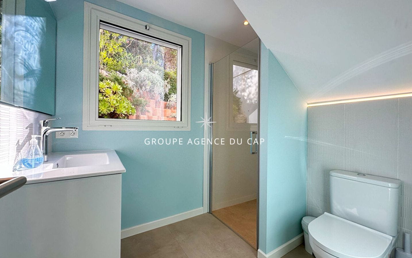 EXCEPTIONAL VILLA WITH PANORAMIC SEA VIEWS, WALKING DISTANCE FROM THE VILLAGE OF SAN-PEIRE IN LES ISSAMBRES Image 13