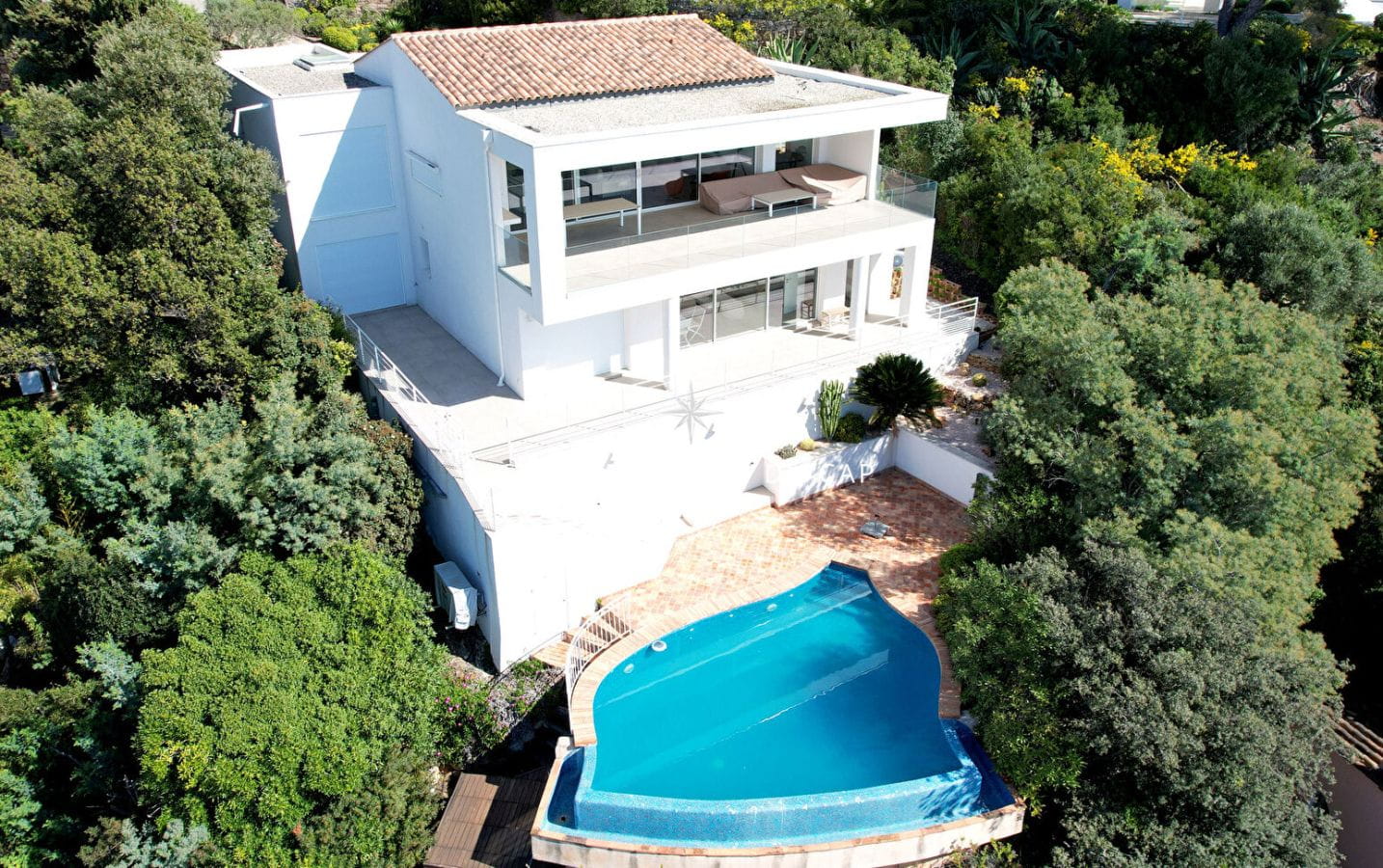 EXCEPTIONAL VILLA WITH PANORAMIC SEA VIEWS, WALKING DISTANCE FROM THE VILLAGE OF SAN-PEIRE IN LES ISSAMBRES Image 0