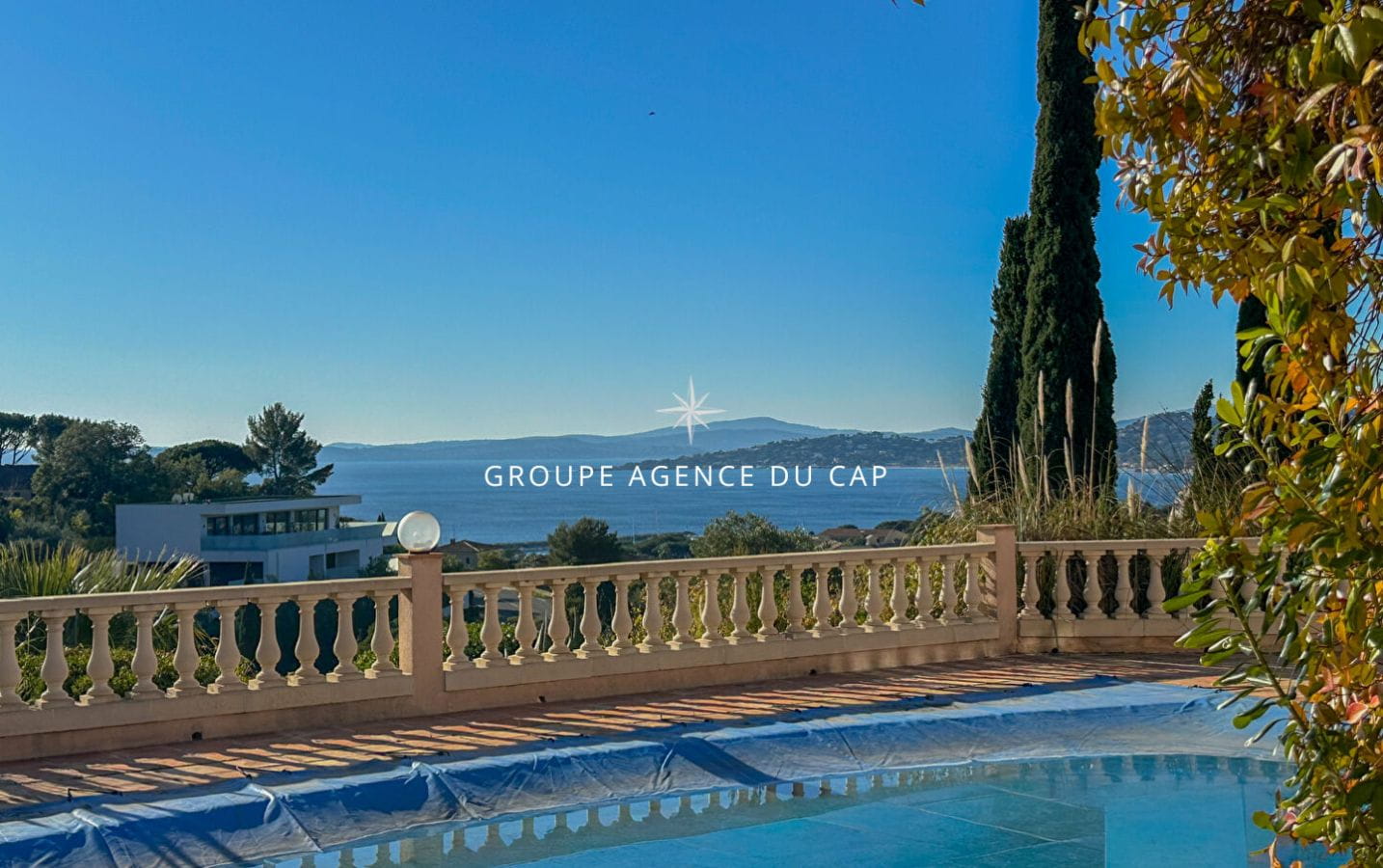 LES ISSAMBRES VILLA VUE MER GOLFE DE SAINT TROPEZ EN IMPASSE AVEC PISCINE Image 1