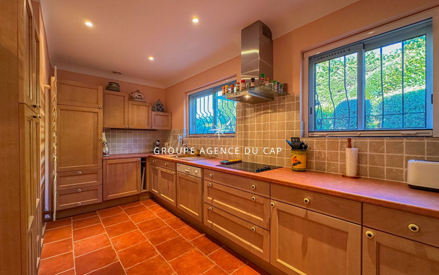 LES ISSAMBRES VILLA VUE MER GOLFE DE SAINT TROPEZ EN IMPASSE AVEC PISCINE Image 5