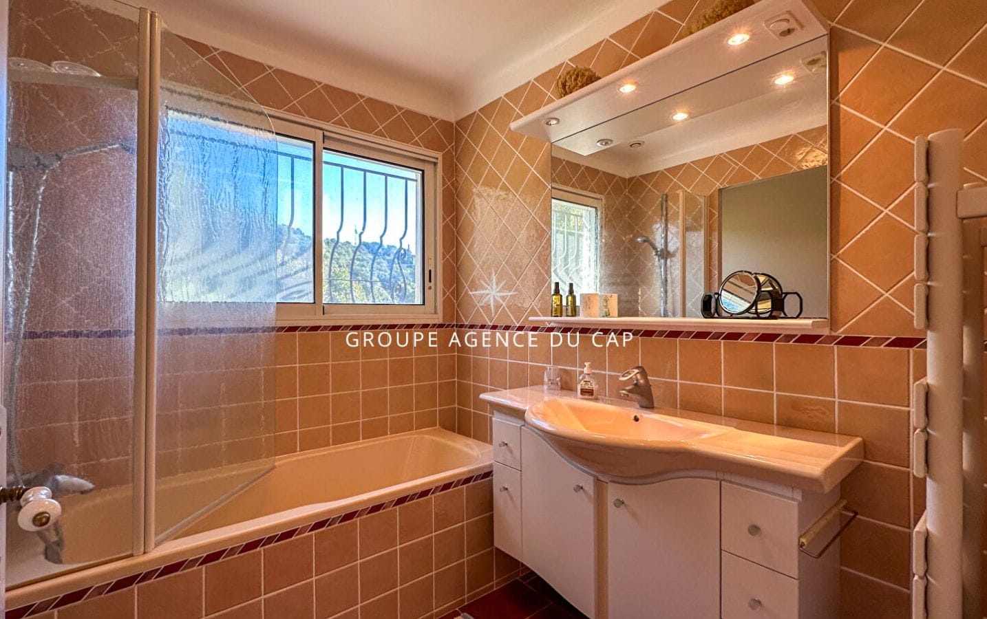 LES ISSAMBRES VILLA VUE MER GOLFE DE SAINT TROPEZ EN IMPASSE AVEC PISCINE Image 8