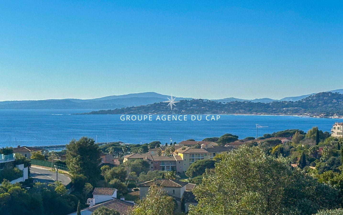 LES ISSAMBRES VUE MER GOLFE DE SAINT TROPEZ EN IMPASSE AVEC PISCINE Image 0