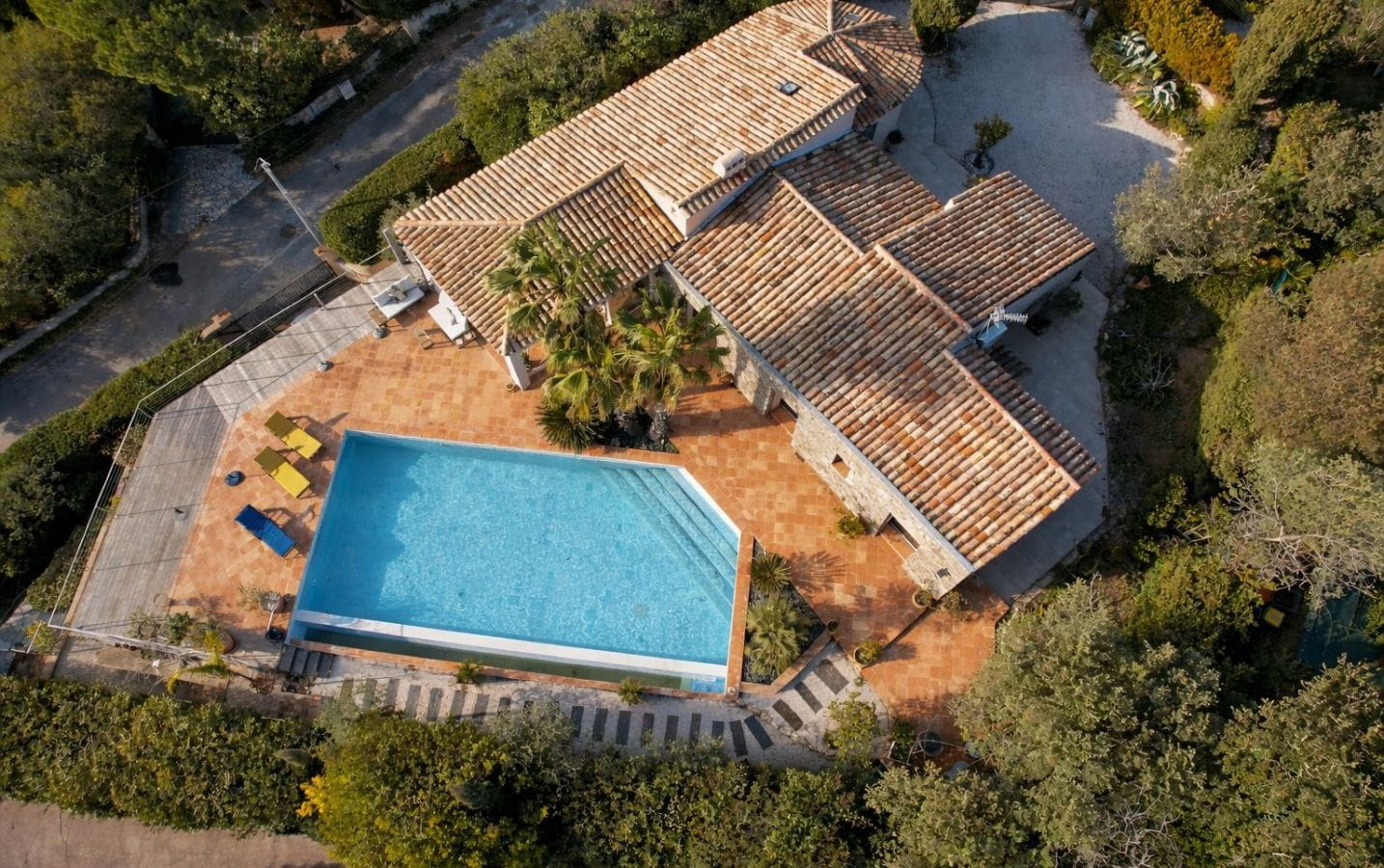 Charming single-story Provençal villa with sea views overlooking the Gulf of Saint-Tropez, independent apartment with swimming pool and 85 sqm garage, in Les Issambres Image 1