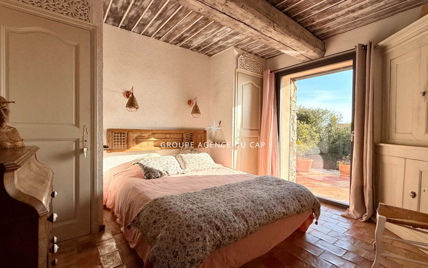 Charming single-story Provençal villa with sea views overlooking the Gulf of Saint-Tropez, independent apartment with swimming pool and 85 sqm garage, in Les Issambres Image 11