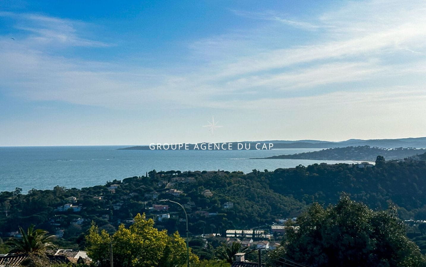 Charming single-story Provençal villa with sea views overlooking the Gulf of Saint-Tropez, independent apartment with swimming pool and 85 sqm garage, in Les Issambres Image 0