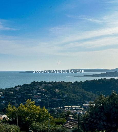 Charming single-story Provençal villa with sea views overlooking the Gulf of Saint-Tropez, independent apartment with swimming pool and 85 sqm garage, in Les Issambres