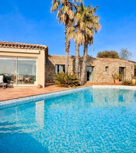 VILLA PROVENCALE DE CHARME DE PLAIN PIED VUE MER GOLFE DE SAINT TROPEZ , APPARTEMENT INDEPENDANT PISCINE ET GARAGE DE 85 M², AUX ISSAMBRES
