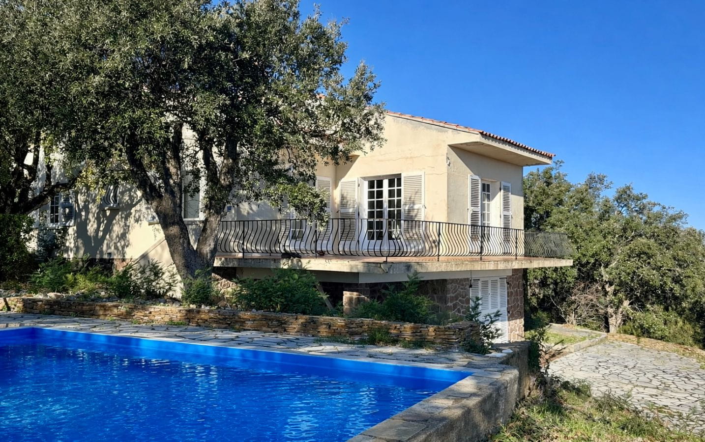 A VENDRE VILLA LES  ISSAMBRES  130M2 VUR MER TERRAIN DE PLUS DE 1800M2 Image 1