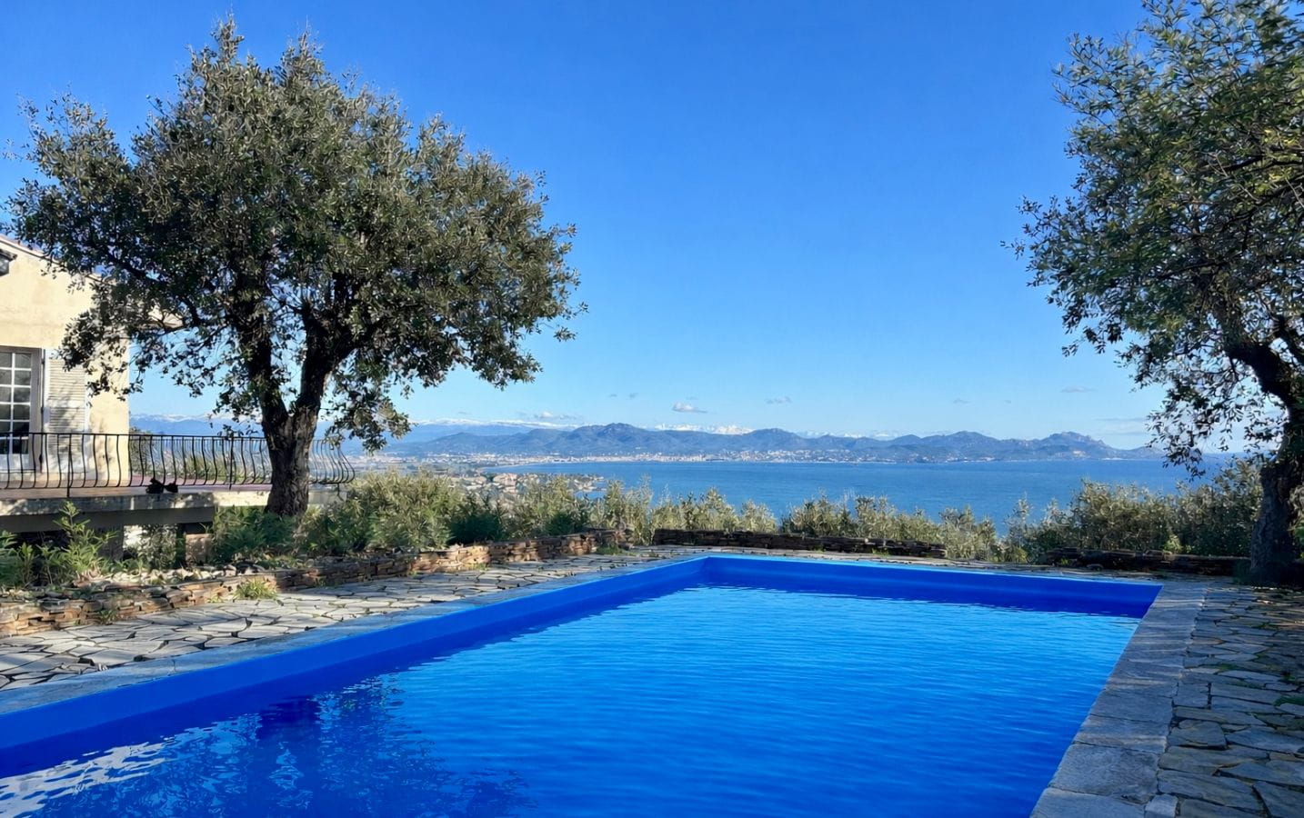 A VENDRE VILLA LES  ISSAMBRES  130M2 VUR MER TERRAIN DE PLUS DE 1800M2 Image 0