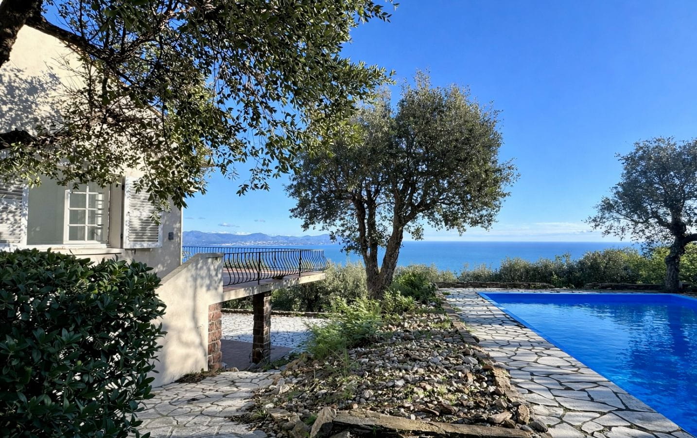 A VENDRE VILLA LES  ISSAMBRES  130M2 VUR MER TERRAIN DE PLUS DE 1800M2 Image 2