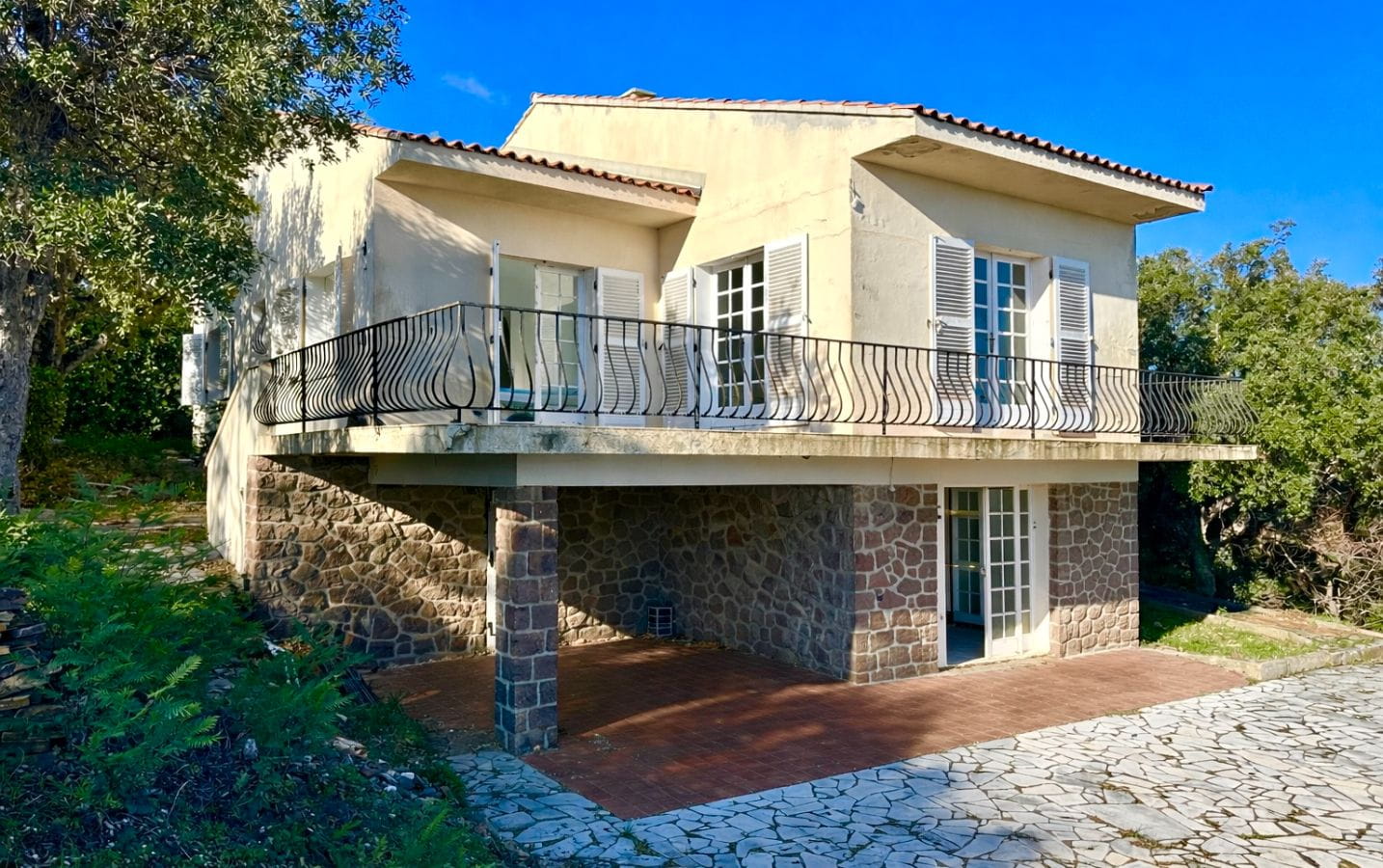A VENDRE VILLA LES  ISSAMBRES  130M2 VUR MER TERRAIN DE PLUS DE 1800M2 Image 3