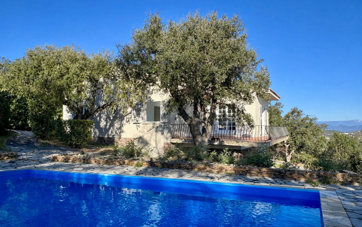 A VENDRE VILLA LES  ISSAMBRES  130M2 VUR MER TERRAIN DE PLUS DE 1800M2 Image 4