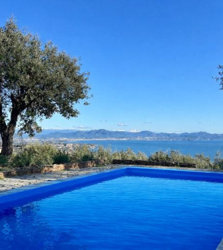 A VENDRE VILLA LES  ISSAMBRES  130M2 VUR MER TERRAIN DE PLUS DE 1800M2