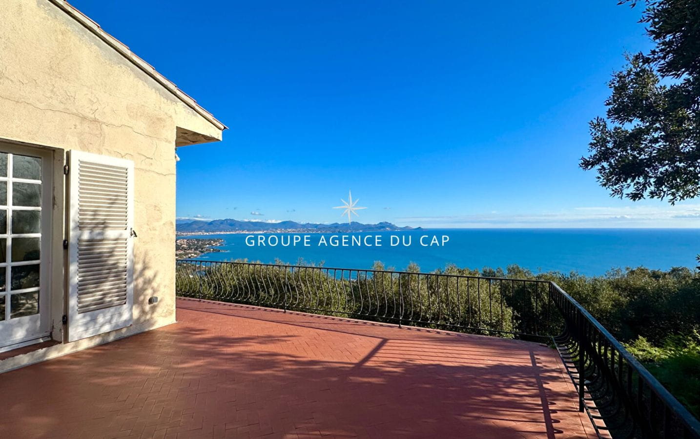 A VENDRE VILLA LES  ISSAMBRES  130M2 VUR MER TERRAIN DE PLUS DE 1800M2 Image 6