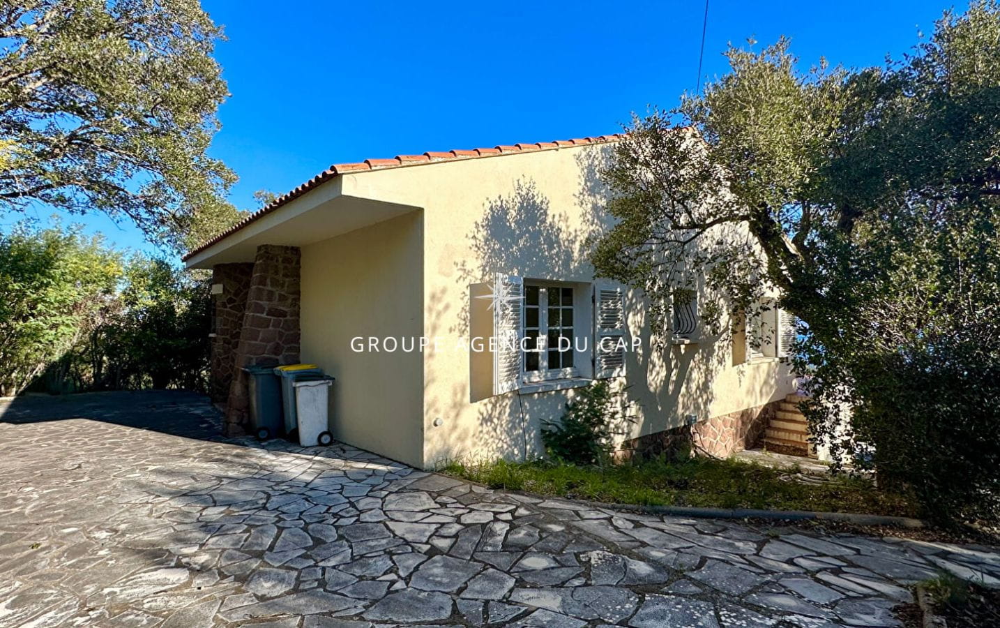 A VENDRE VILLA LES  ISSAMBRES  130M2 VUR MER TERRAIN DE PLUS DE 1800M2 Image 7