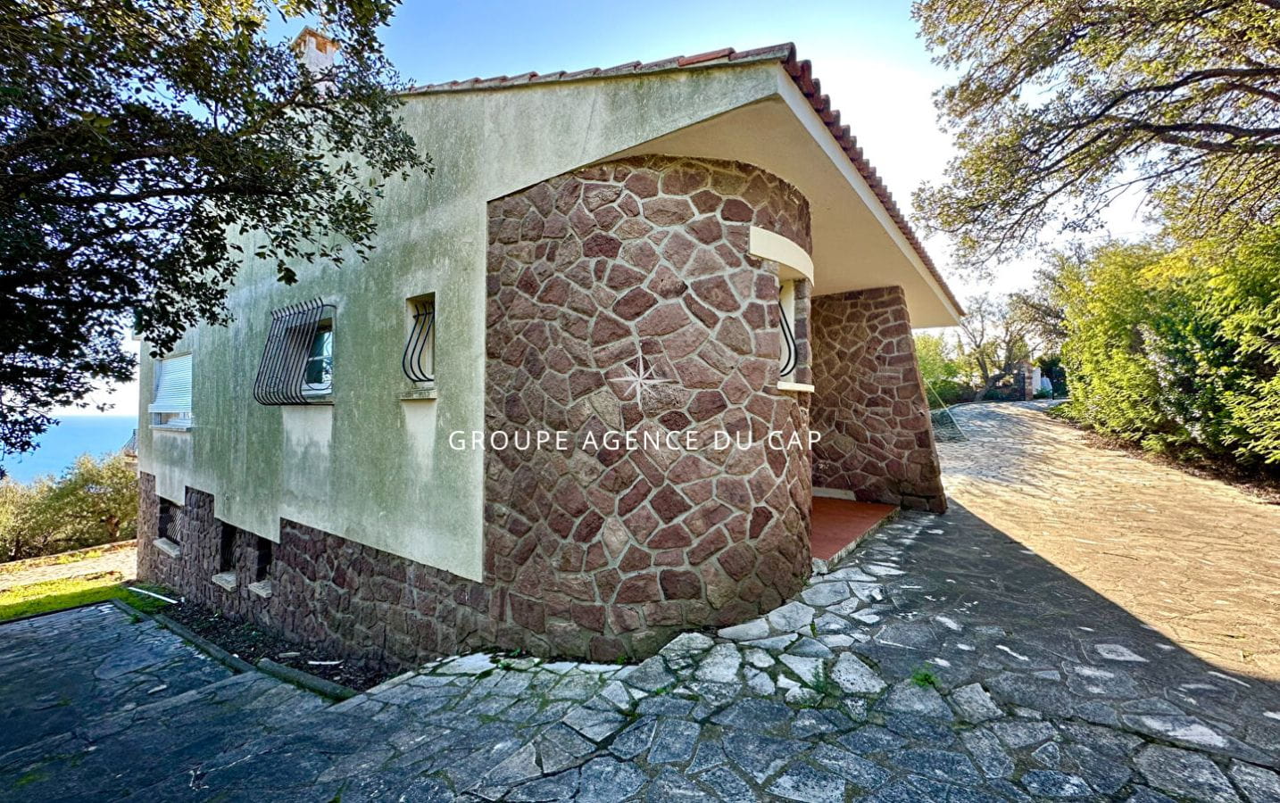 A VENDRE VILLA LES  ISSAMBRES  130M2 VUR MER TERRAIN DE PLUS DE 1800M2 Image 8