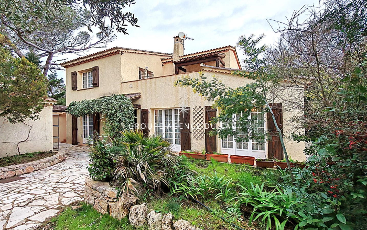 A VENDRE VILLA 6 PIECES 4 CHAMBRES SOLARIUM AVEC VUE MER PISCINE A PROXIMITE DU CENTRE VILLE DE SAINT AYGULF Image 0