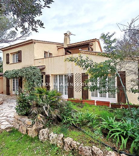 A VENDRE VILLA 6 PIECES 4 CHAMBRES SOLARIUM AVEC VUE MER PISCINE A PROXIMITE DU CENTRE VILLE DE SAINT AYGULF