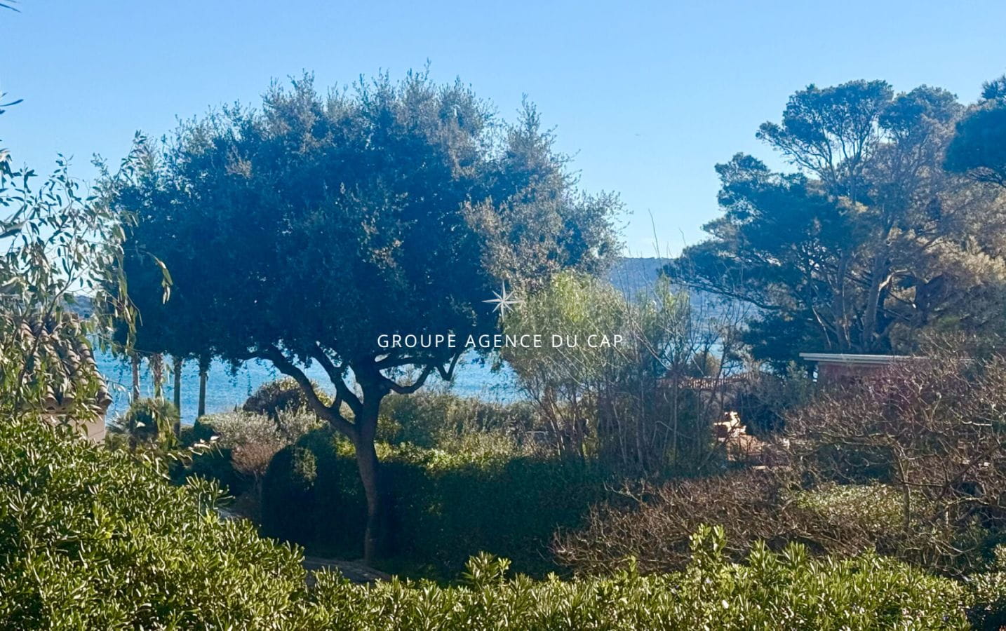 A PIED DES PLAGES SECTEUR PRIVILEGIE VILLA DE CHARME AVEC PISCINE ET GARAGE Image 1