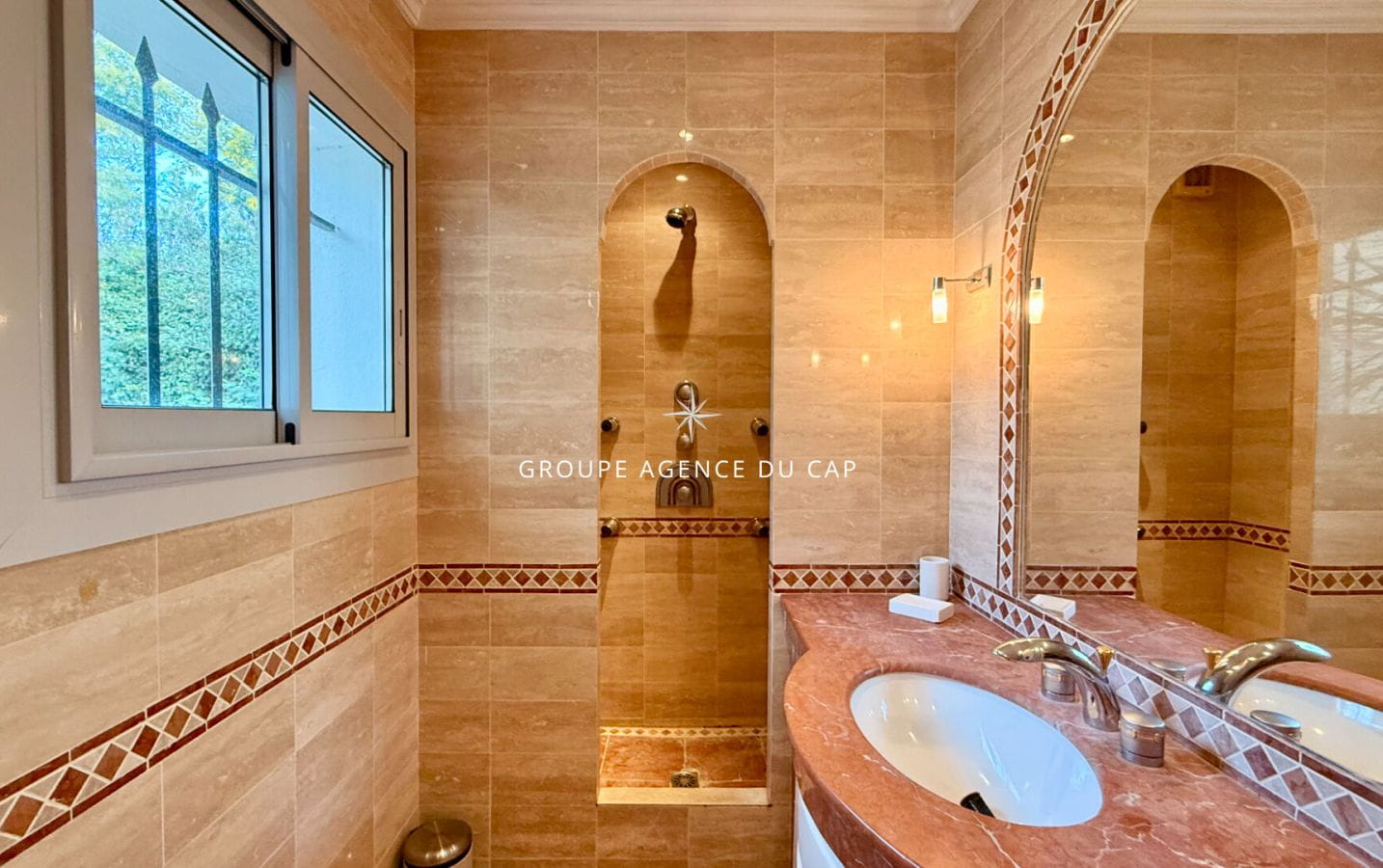 A PIED DES PLAGES SECTEUR PRIVILEGIE VILLA DE CHARME AVEC PISCINE ET GARAGE Image 12