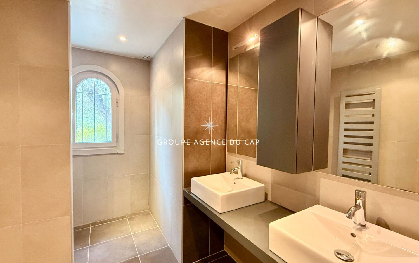 A PIED DES PLAGES SECTEUR PRIVILEGIE VILLA DE CHARME AVEC PISCINE ET GARAGE Image 13