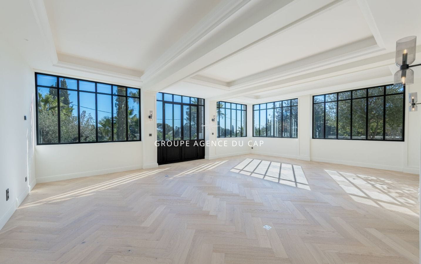 VILLA DE PRESTIGE 400M2 VUE MER ESPACE SPA CAVE A VIN PISCINE GARAGE, A SAINT RAPHAEL Image 4