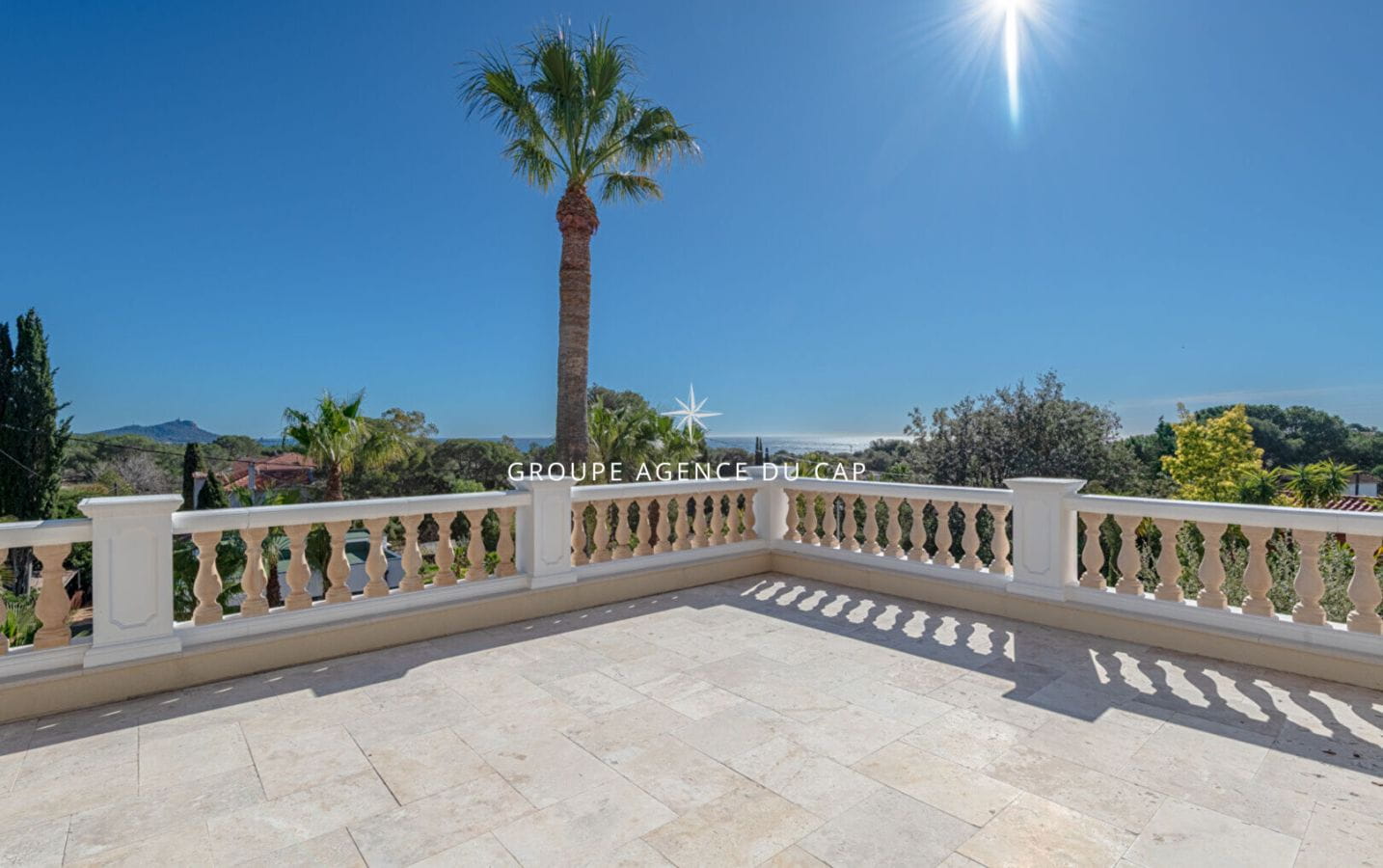 VILLA DE PRESTIGE 400M2 VUE MER ESPACE SPA CAVE A VIN PISCINE GARAGE, A SAINT RAPHAEL Image 9