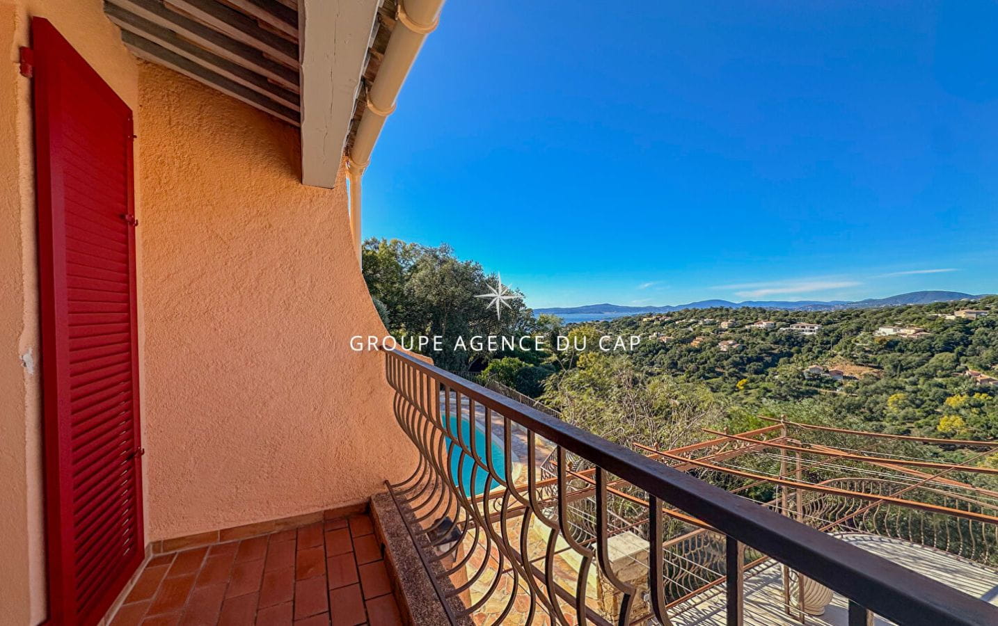 A VENDRE VILLA VUE MER GOLFE DE ST-TROPEZ 5 CHAMBRES ANNEXE PISCINE PARKINGS  AUX ISSAMBRES Image 13