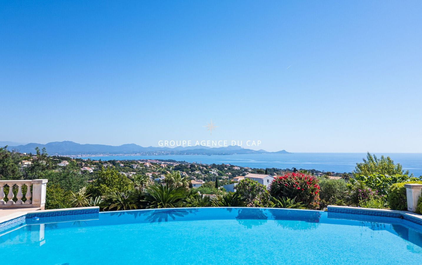 A VENDRE VILLA VUE MER PANORAMIQUE DE 220M2 AUX ISSAMBRES  AVEC GARAGE ET PISCINE Image 3
