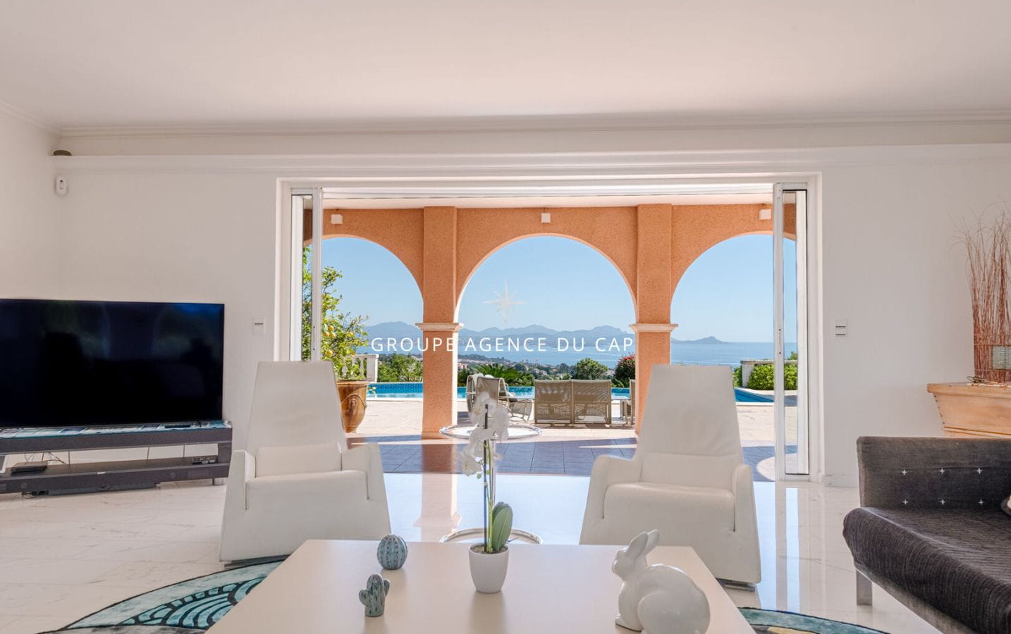 A VENDRE VILLA VUE MER PANORAMIQUE DE 220M2 AUX ISSAMBRES  AVEC GARAGE ET PISCINE Image 8