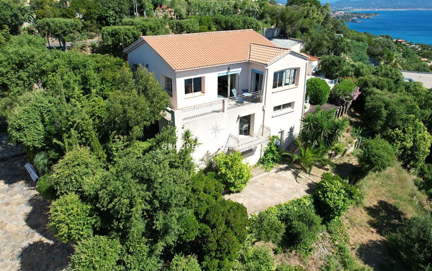 A VENDRE VILLA « BEAUMONT » 4 CHAMBRES 2 APPARTEMENTS PISCINE PARKINGS AUX ISSAMBRES Image 0