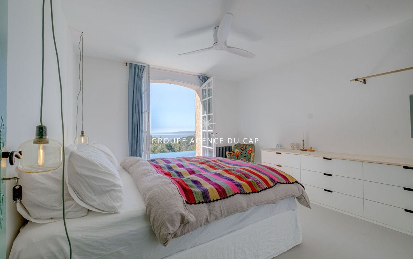 VUE MER SUR LE GOLFE DE SAINT TROPEZ PROVENCALE DE CHARME RENOVEE AVEC PISCINE GARAGE ET SOUS SOL AUX ISSAMBRES Image 10