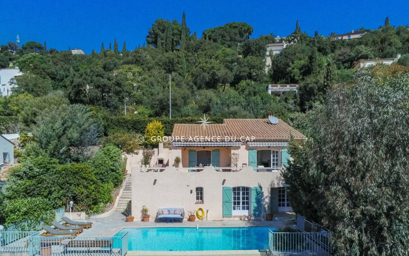 VUE MER SUR LE GOLFE DE SAINT TROPEZ PROVENCALE DE CHARME RENOVEE AVEC PISCINE GARAGE ET SOUS SOL AUX ISSAMBRES Image 0