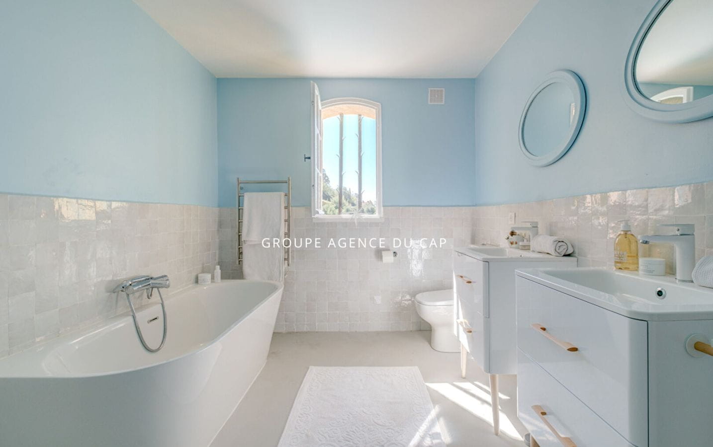VUE MER SUR LE GOLFE DE SAINT TROPEZ PROVENCALE DE CHARME RENOVEE AVEC PISCINE GARAGE ET SOUS SOL AUX ISSAMBRES Image 15