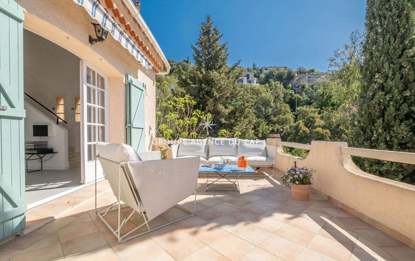 VUE MER SUR LE GOLFE DE SAINT TROPEZ PROVENCALE DE CHARME RENOVEE AVEC PISCINE GARAGE ET SOUS SOL AUX ISSAMBRES Image 17