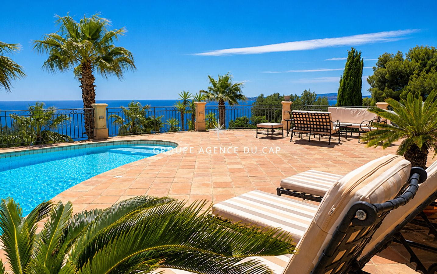 A VENDRE VILLA TRES BELLE VUE MER 5 CHAMBRES ET BUREAU PISCINE GARAGE DOUBLE PLAGES ET COMMERCES A PIED, AUX ISSAMBRES Image 0