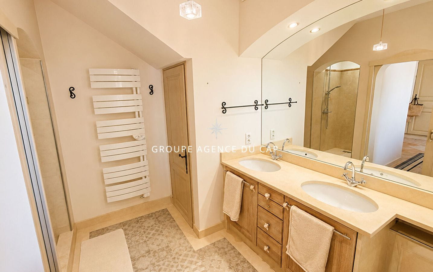 A VENDRE VILLA TRES BELLE VUE MER 5 CHAMBRES ET BUREAU PISCINE GARAGE DOUBLE PLAGES ET COMMERCES A PIED, AUX ISSAMBRES Image 6