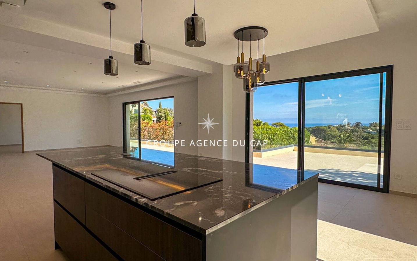 VILLA RECENTE 7 PIECES AVEC VUE MER GARAGE 70 M² ET PISCINE, AUX ISSAMBRES Image 3
