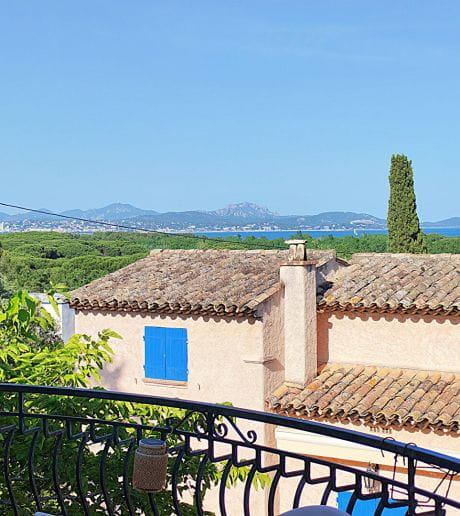 A VENDRE VILLA VUE MER AVEC 5 CHAMBRES ET BUREAU ENVIRON 265M² HABITABLES GARAGE DE 40M² SUR TERRAIN PLAT A 900M DU CENTRE VILLE DE ST AYGULF