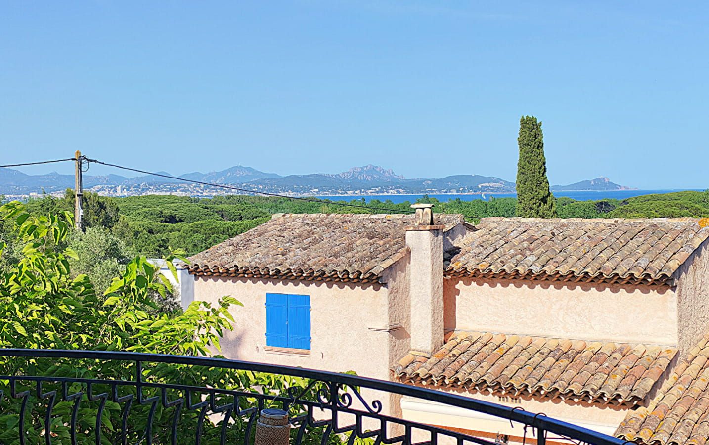OFFRE ACCEPTEE – EN ATTENTE DE PROMESSE DE VENTE – A VENDRE VILLA VUE MER AVEC 5 CHAMBRES ET BUREAU ENVIRON 265M² HABITABLES GARAGE DE 40M² SUR TERRAIN PLAT A 900M DU CENTRE VILLE DE ST AYGULF Image 0