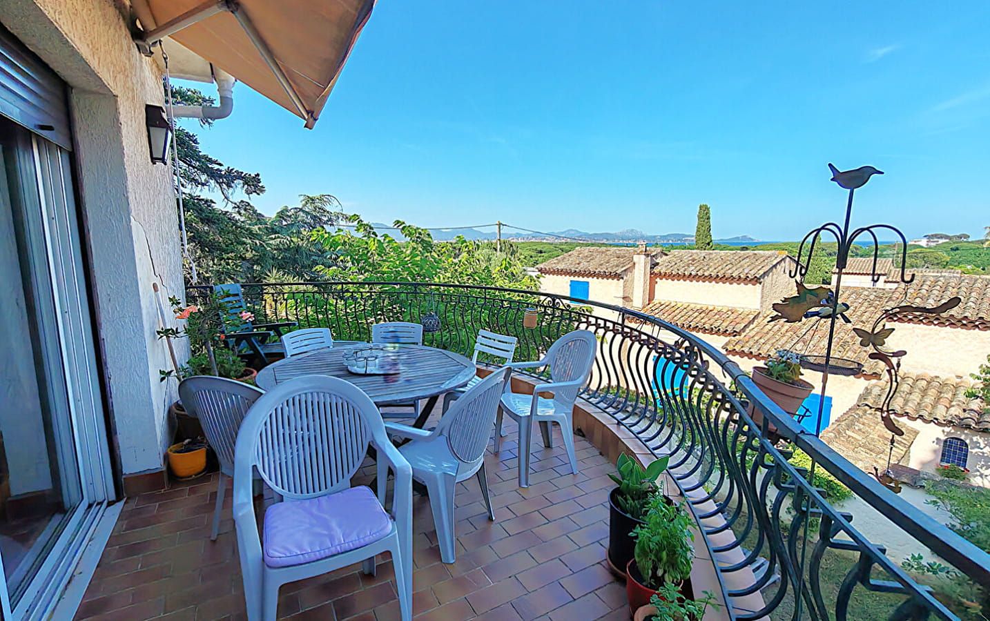 OFFRE ACCEPTEE – EN ATTENTE DE PROMESSE DE VENTE – A VENDRE VILLA VUE MER AVEC 5 CHAMBRES ET BUREAU ENVIRON 265M² HABITABLES GARAGE DE 40M² SUR TERRAIN PLAT A 900M DU CENTRE VILLE DE ST AYGULF Image 3