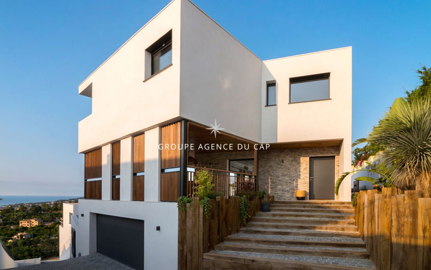 VILLA CONTEMPORAINE 8 PIECES  VUE MER PANORAMIQUE AVEC DOUBLE GARAGE ET PISCINE Image 1