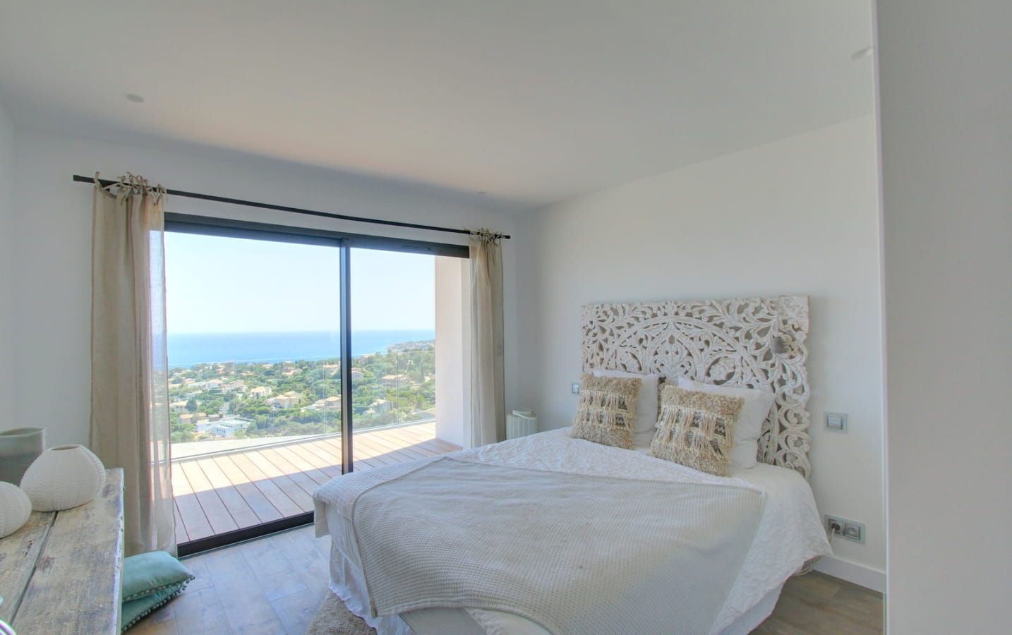 VILLA CONTEMPORAINE 8 PIECES  VUE MER PANORAMIQUE AVEC DOUBLE GARAGE ET PISCINE Image 12