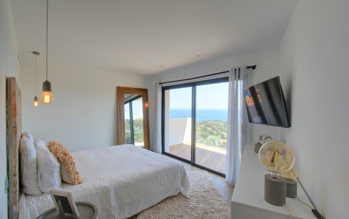 VILLA CONTEMPORAINE 8 PIECES  VUE MER PANORAMIQUE AVEC DOUBLE GARAGE ET PISCINE Image 13