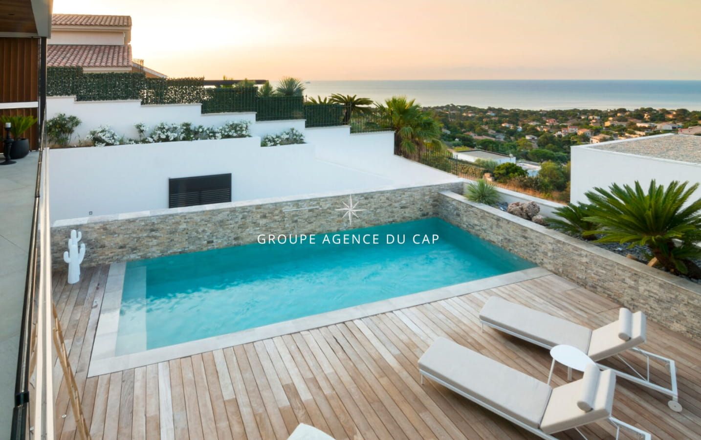 VILLA CONTEMPORAINE 8 PIECES  VUE MER PANORAMIQUE AVEC DOUBLE GARAGE ET PISCINE Image 15