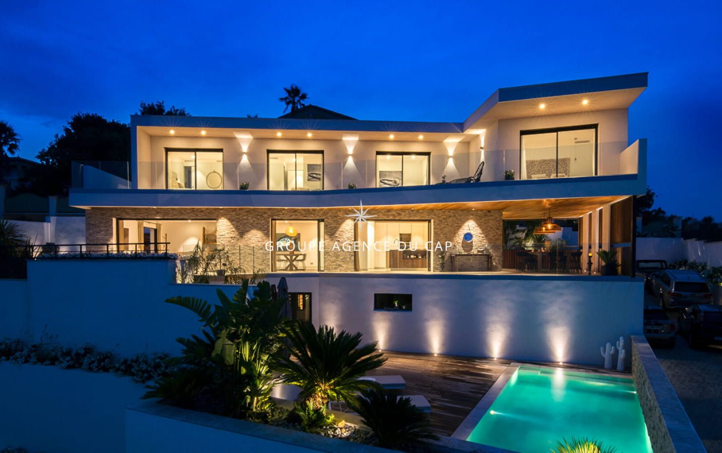 VILLA CONTEMPORAINE 8 PIECES  VUE MER PANORAMIQUE AVEC DOUBLE GARAGE ET PISCINE Image 16