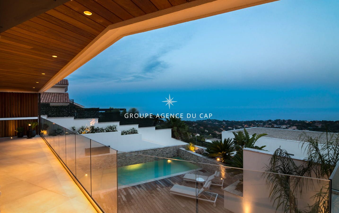 VILLA CONTEMPORAINE 8 PIECES  VUE MER PANORAMIQUE AVEC DOUBLE GARAGE ET PISCINE Image 17